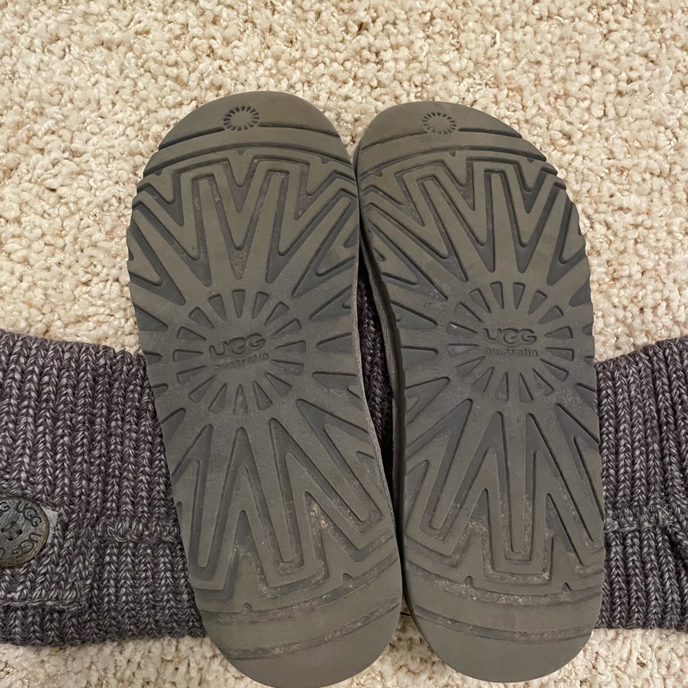 UGGS - Picture 5 of 6